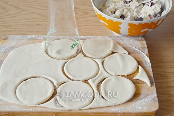 Вырезать из теста кружочки