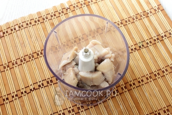 Положить сельдь в блендер