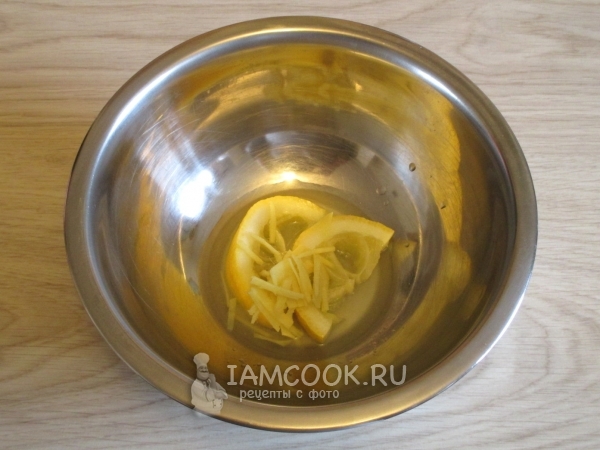 Смешать сок лимона, имбирь и кожуру лимона