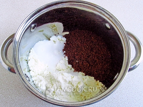 Соединить шоколад, сухое молоко и сахар