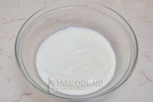 Взбить сметану с сахаром