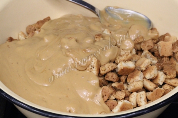 Залить тесто кремом