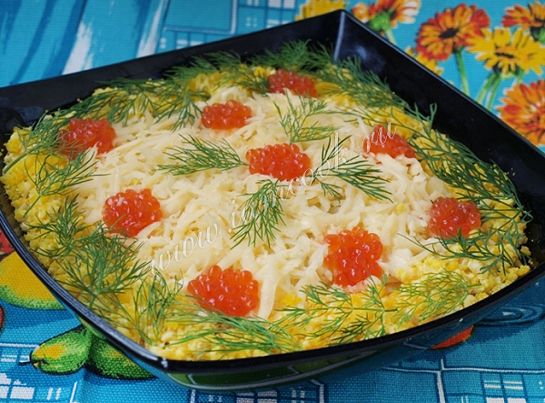 Салат из кальмаров с красной икрой