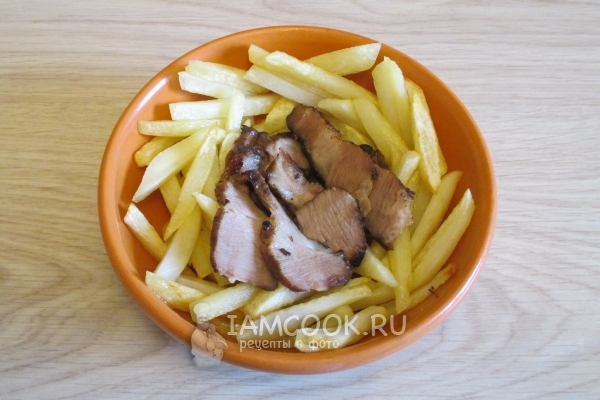 Положить на картофель мясо