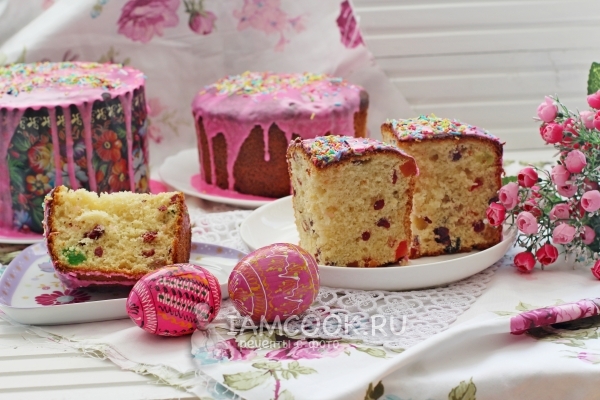 Фото кулича с вяленой вишней и миндалем