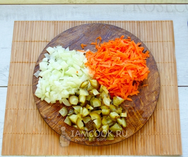 Измельчить лук, морковь и огурец