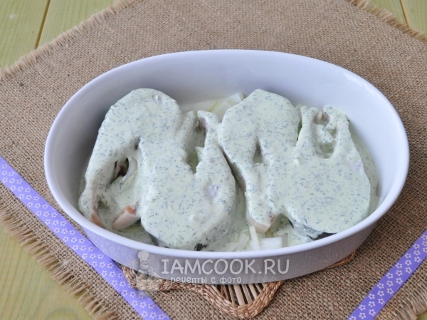 Положить рыбу и залить заливкой