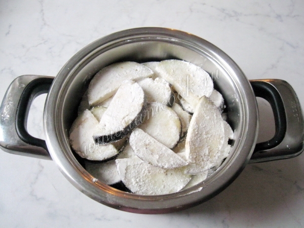 Выложить баклажаны к луку и моркови