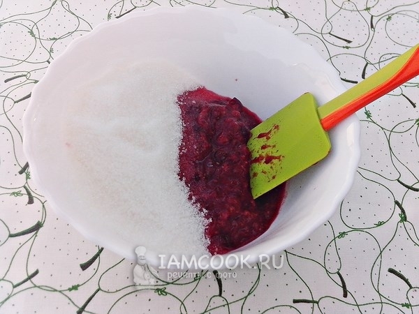 Всыпать к ягодам сахар