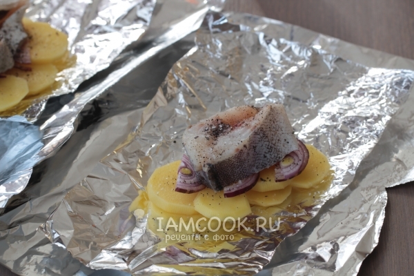 Положить рыбу и посыпать специями