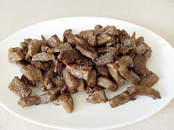 Обжарить мясо