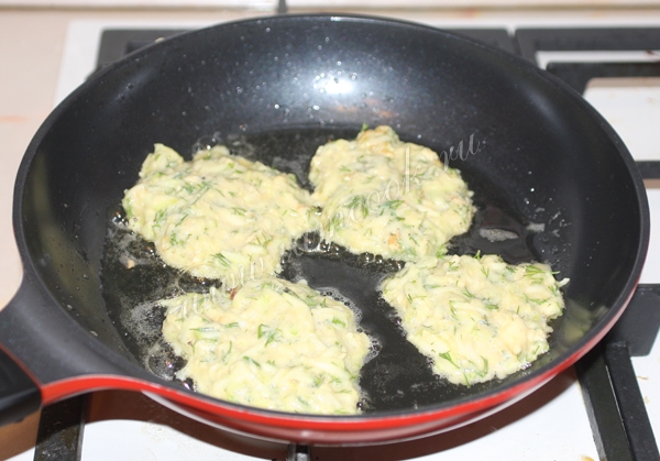 Оладья из кабачков на сковороде