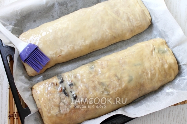 Смазать штрудель маслом