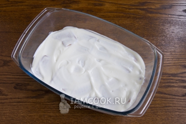 Смазать печенье сметанным кремом