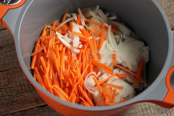 Морковь и лук в казане