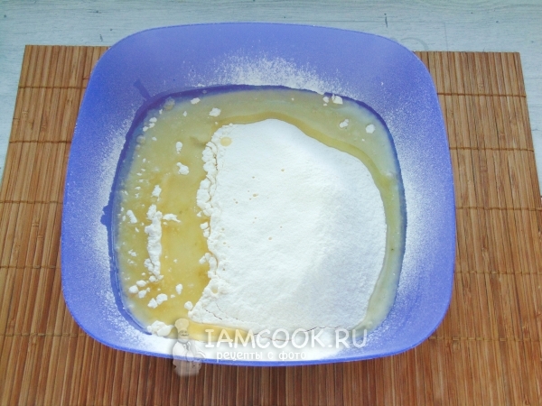 Добавить муку и масло