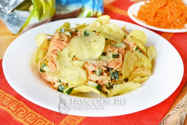 Салат с куриной бастурмой, морковью по-корейски и чипсами