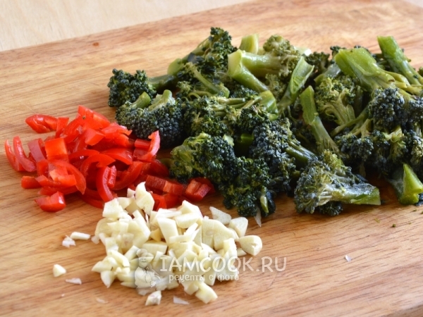 Порезать капусту, перец и чеснок
