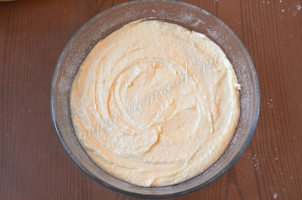 Выложить тесто в форму