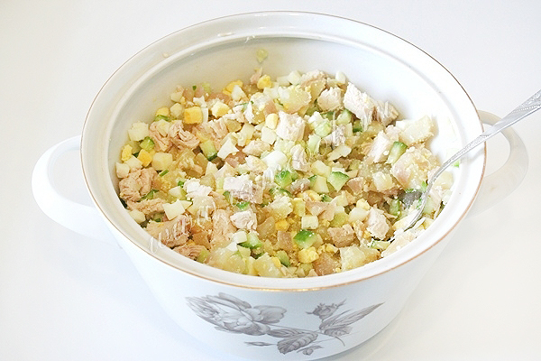 Смешали яйца, картошку, огурцы и курицу