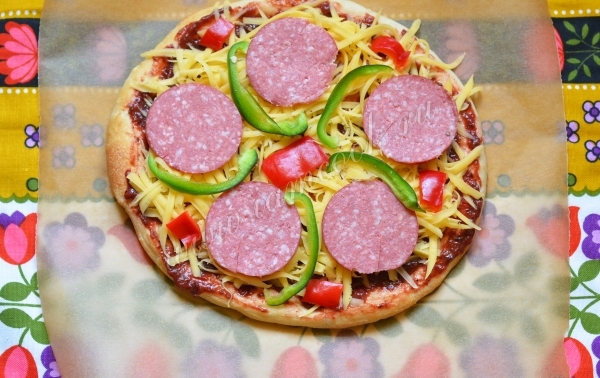 Выложить колбасу