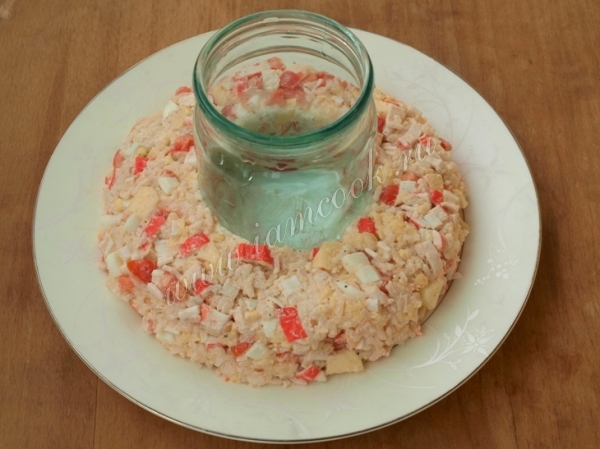 Выложить венок из салата