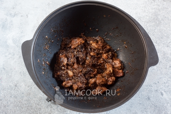 Приготовить мясо с луком, черносливом и медом