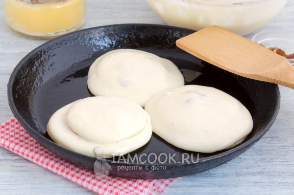 Полить яблоко и изюм тестом