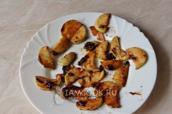 Карамелизовать яблоки