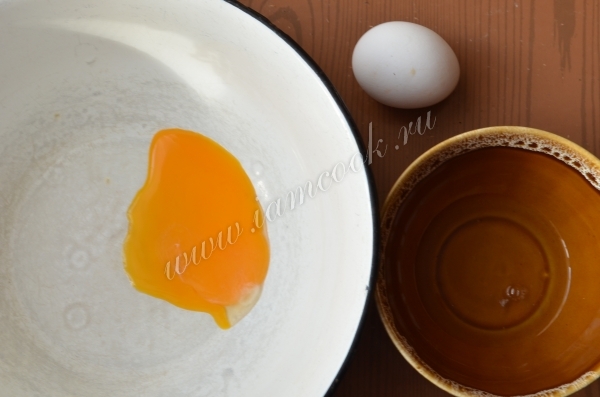 Отделить белки от желтков у яиц