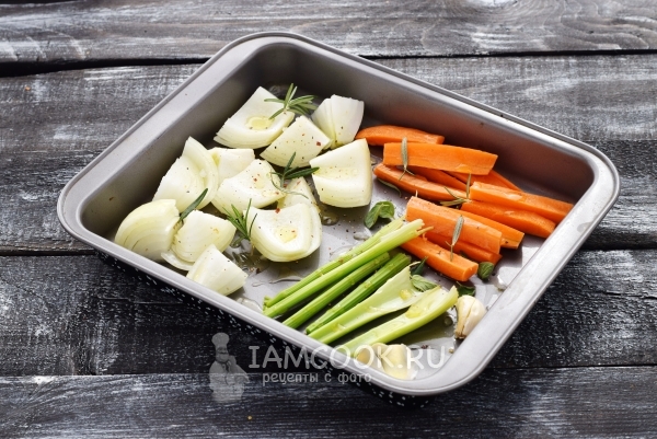 Положить овощи в форму