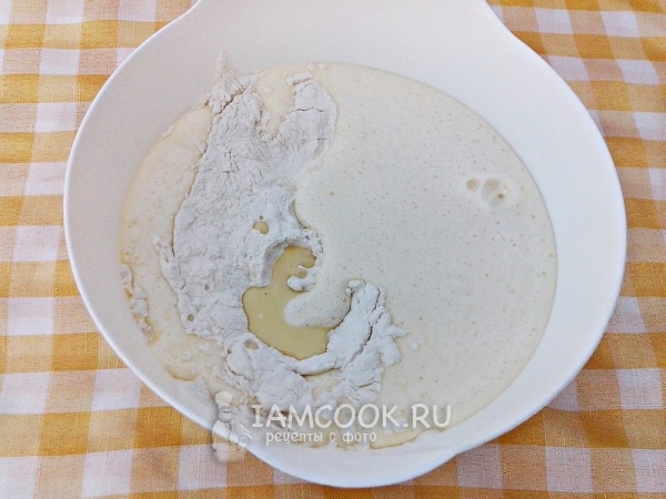 Добавить муку и масло