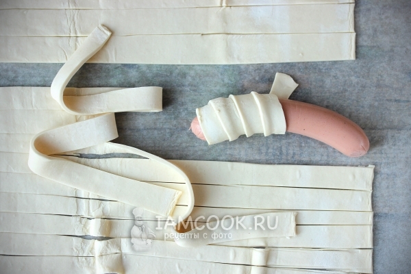 Завернуть сосиску к полоску теста