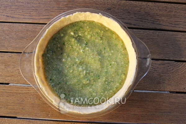 Вылить на тесто начинку