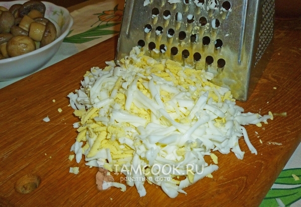 Натереть яйца