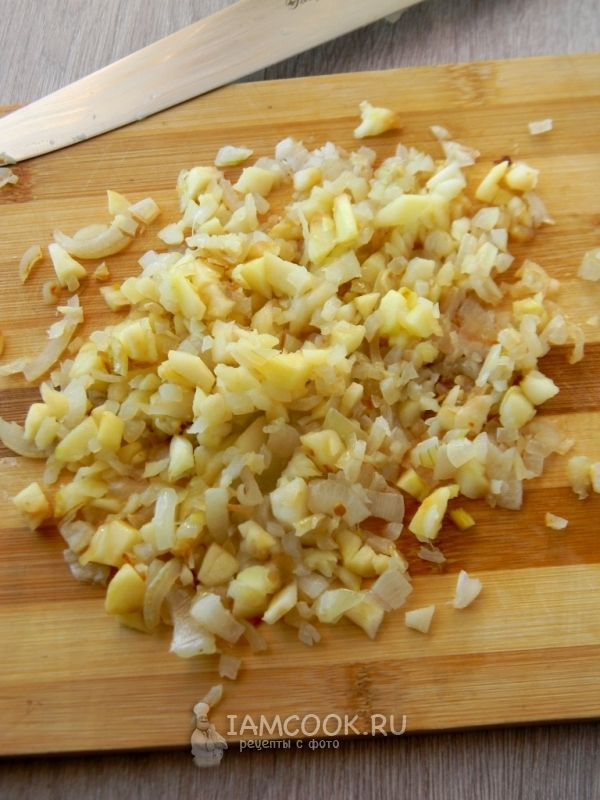 Порубить ножом лук с яблоком