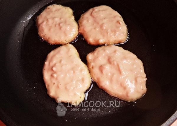 Выложить тесто на сковороду