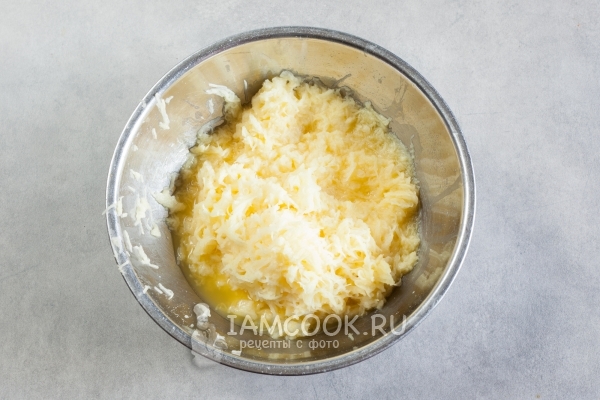 Натереть на терке картофель