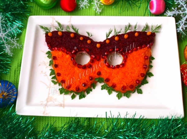 Новогодний салат в виде маски