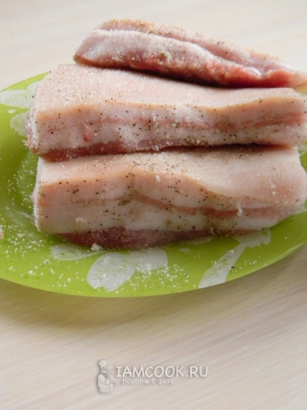 Натереть сало специями