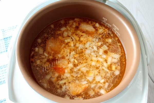 Добавить томатную пасту