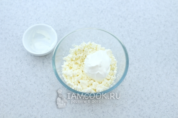 Смешать творог и сметану