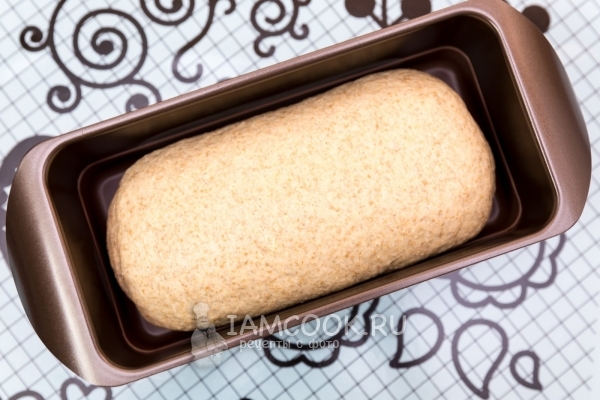 Выложить тесто в форму