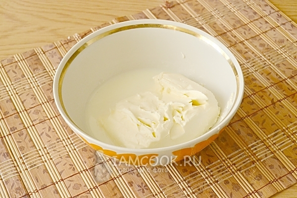 Положить масло