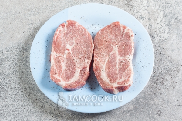 Мяср посолить и поперчить