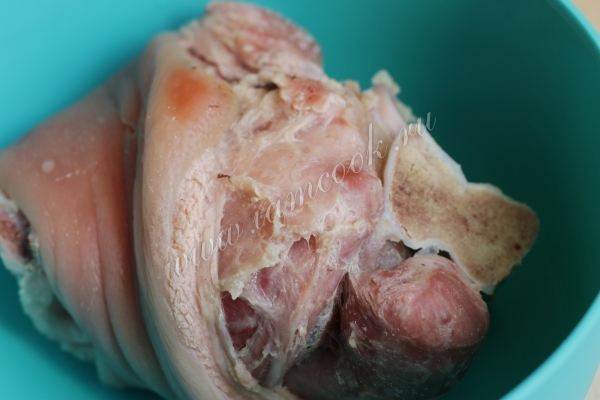 Отварная свиная рулька