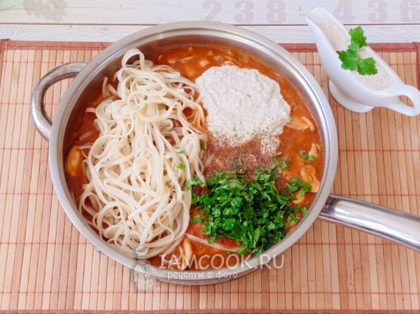 Соединить грибы, лапшу, вегетарианскую сметану, зелень и специи