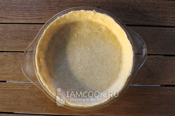 Выложить тесто в форму