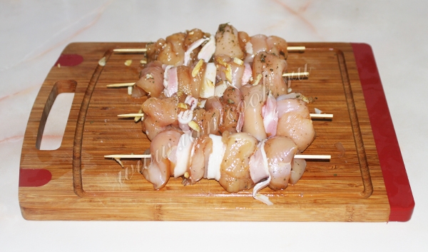 Шашлык из куриных грудок с беконом