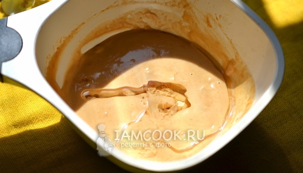 Влить воду и масло